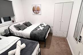 Modern 3 BR House for Contractors