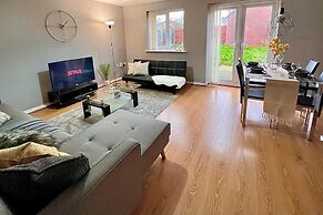 Modern 3 BR House for Contractors