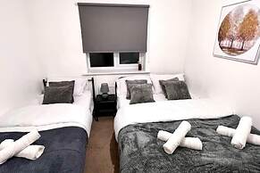 Modern 3 BR House for Contractors