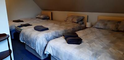 1 Bed Flat - Sleeps 4 - Garden - Parking - Wifi