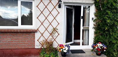 1 Bed Flat - Sleeps 4 - Garden - Parking - Wifi