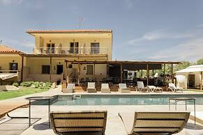 Pefkon Suites