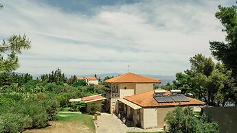 Pefkon Suites