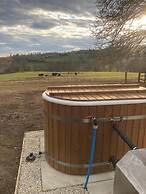 Shephards Hut With Hot Tub in the Cotswolds