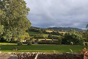 Shephards Hut With Hot Tub in the Cotswolds