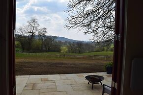 Shephards Hut With Hot Tub in the Cotswolds