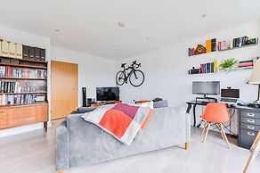 2-bed Apartment Only 15 Mins From Central London