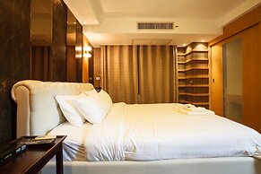 2D - 3 Bedroom Downtown Apartment With Shared Pool