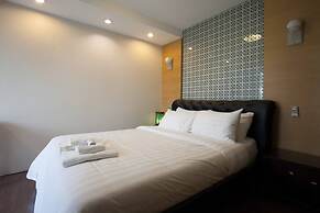 2D - 3 Bedroom Downtown Apartment With Shared Pool