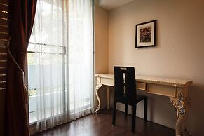 2D - 3 Bedroom Downtown Apartment With Shared Pool