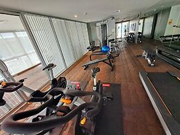 2D - 3 Bedroom Downtown Apartment With Shared Pool