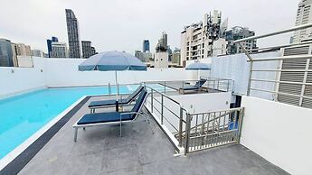 2D - 3 Bedroom Downtown Apartment With Shared Pool