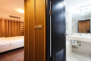 2D - 3 Bedroom Downtown Apartment With Shared Pool
