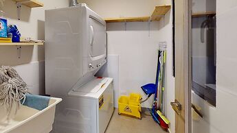 Luxury Condo 1 Br Pool Excellent Location