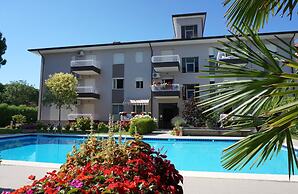 Beachside Flat With Shared Pool