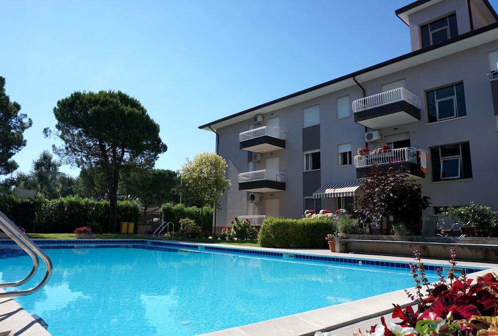Beachside Flat With Shared Pool