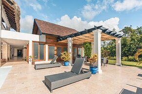 Magnificent Villa w Private Pool at Yarari