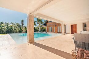 Magnificent Villa w Private Pool at Yarari