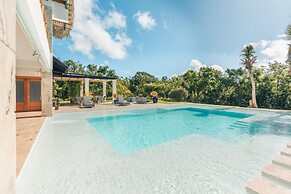 Magnificent Villa w Private Pool at Yarari