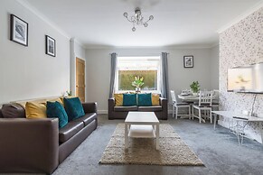 Chestnut House - Sleeps 4 - Pet Friendly - Parking