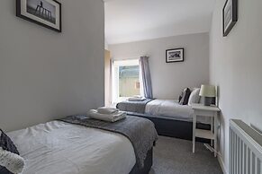 Chestnut House - Sleeps 4 - Pet Friendly - Parking