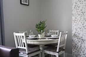 Chestnut House - Sleeps 4 - Pet Friendly - Parking