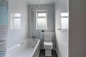 Chestnut House - Sleeps 4 - Pet Friendly - Parking