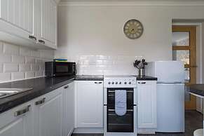 Chestnut House - Sleeps 4 - Pet Friendly - Parking