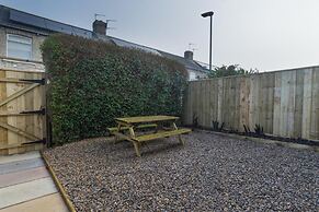 Chestnut House - Sleeps 4 - Pet Friendly - Parking