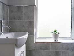 House - Sleeps 4 - Pet Friendly - Parking - Garden
