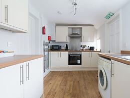 House - Sleeps 4 - Pet Friendly - Parking - Garden