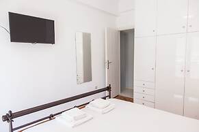 Beautiful new decorated apt in Athens