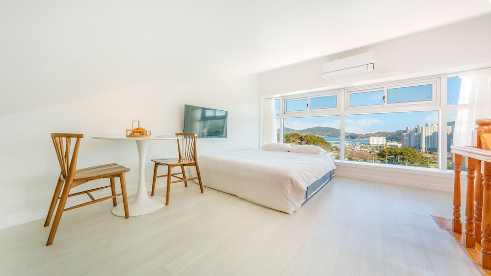 Geoje Forest-morning Spa Pension