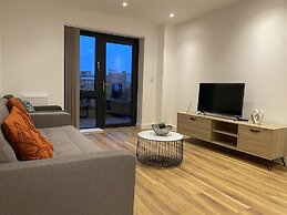 Cosy Stunning two Bed Apartment With Balcony
