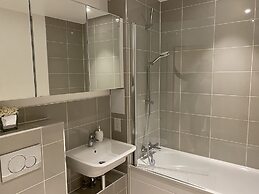 Cosy Stunning two Bed Apartment With Balcony