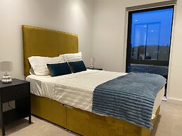 Cosy Stunning two Bed Apartment With Balcony