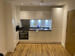 Cosy Stunning two Bed Apartment With Balcony