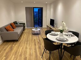 Cosy Stunning two Bed Apartment With Balcony