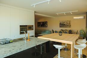 Comfortable Home With hot tub and Communal Pool