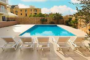 Comfortable Home With hot tub and Communal Pool
