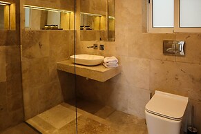 Comfortable Home With hot tub and Communal Pool