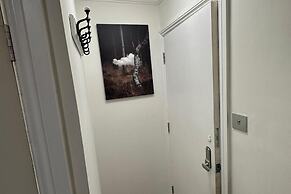 Studio Sleeps 1 Near Acton Park