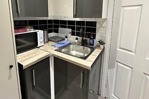 Studio Sleeps 1 Near Acton Park