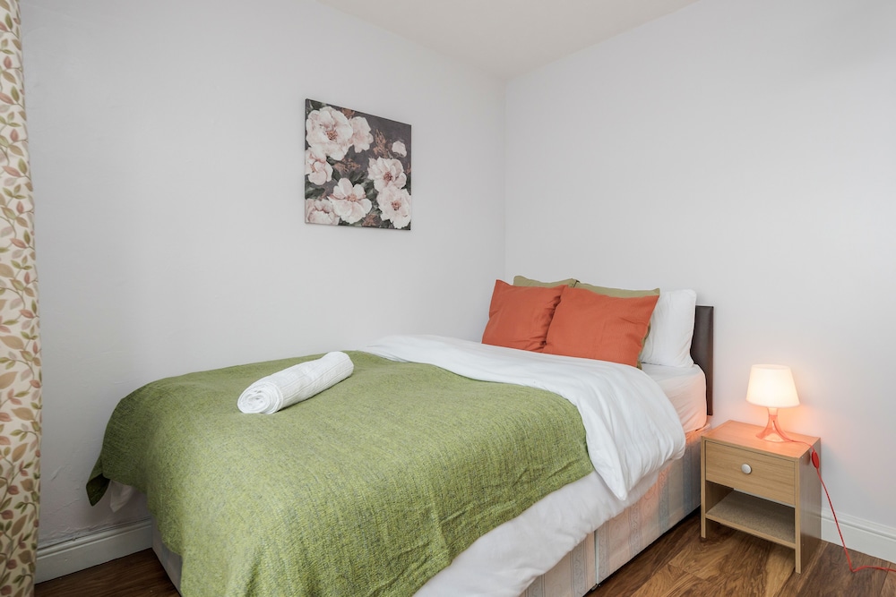 Dagenham Dream House - 4 Bedrooms