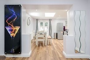 Dagenham Dream House - 4 Bedrooms