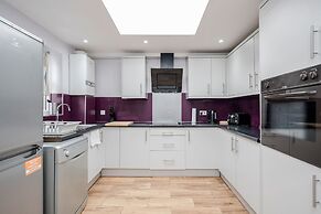 Dagenham Dream House - 4 Bedrooms