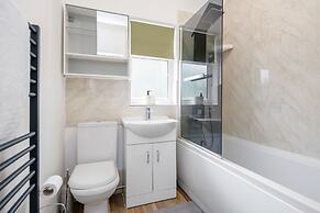 Dagenham Dream House - 4 Bedrooms