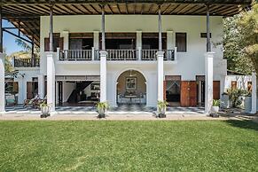 Lovely Lakeside Villa With Large Pool Poolside Dining