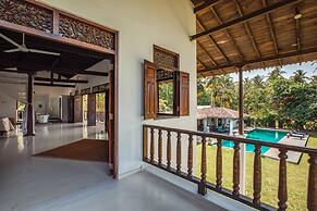 Lovely Lakeside Villa With Large Pool Poolside Dining
