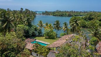 Lovely Lakeside Villa With Large Pool Poolside Dining
